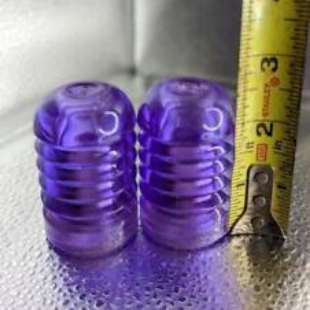 VINTAGE CRYSTAL BEAUTIFUL PURPLE BEEHIVE HARD PLASTIC SALT AND PEPPER SHAKERS